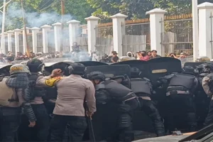 25 Pendemo Disidang Kerusakan Fasum & Penyerangan Polisi