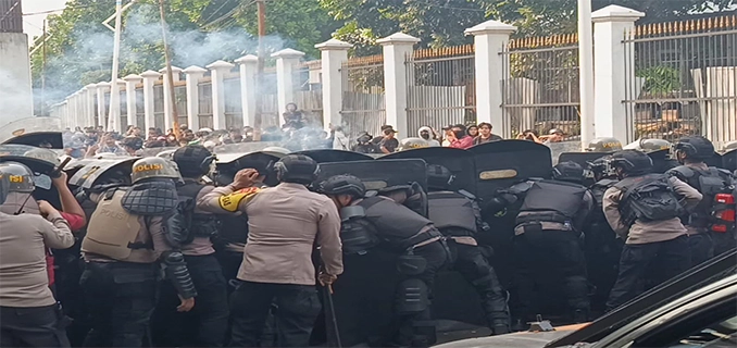 25 Pendemo Disidang Kerusakan Fasum & Penyerangan Polisi
