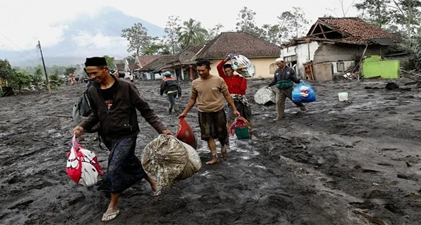 Dampak Erupsi Semeru Warga Berbondong Mencari Tempat Aman