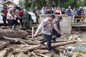 Polda Riau Turunkan 2 Ekskavator Bantu Evakuasi Bencana