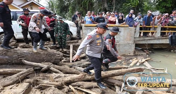 Polda Riau Turunkan 2 Ekskavator Bantu Evakuasi Bencana
