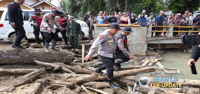 Polda Riau Turunkan 2 Ekskavator Bantu Evakuasi Bencana