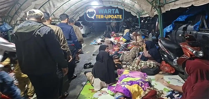 Banjir Paksa Warga Dirikan Tenda Pengungsian di Atas Jembatan