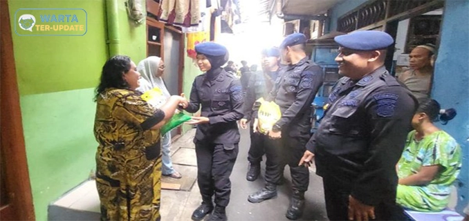 Brimob Polda Beri 625 Kg Beras ke Warga Kebon Sirih Jakpus