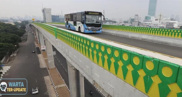 Bus Mogok di ‘Jalur Langit’ TransJ Koridor 13 Alih Lewat Jalur Arteri