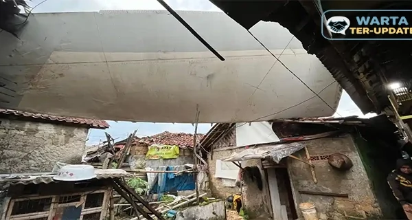 Puting Beliung di Bogor Bawa Sayap Pesawat Warga Panik