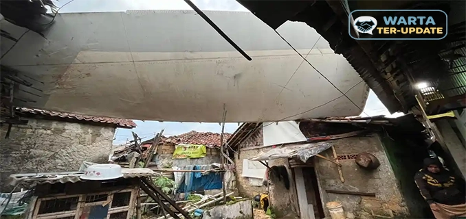 Puting Beliung di Bogor Bawa Sayap Pesawat Warga Panik