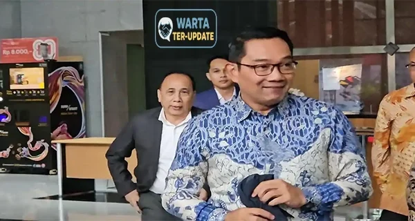 Usai Periksa 6 Jam Ridwan Keluar dari Gedung KPK Senyum Lega