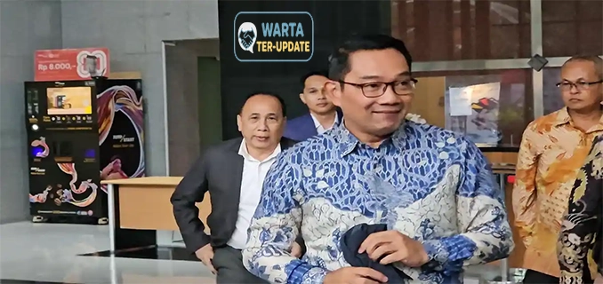Usai Periksa 6 Jam Ridwan Keluar dari Gedung KPK Senyum Lega
