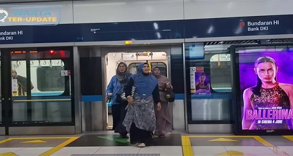 Warga Surabaya Coba MRT Jakarta Jalan Demi Pengalaman Baru