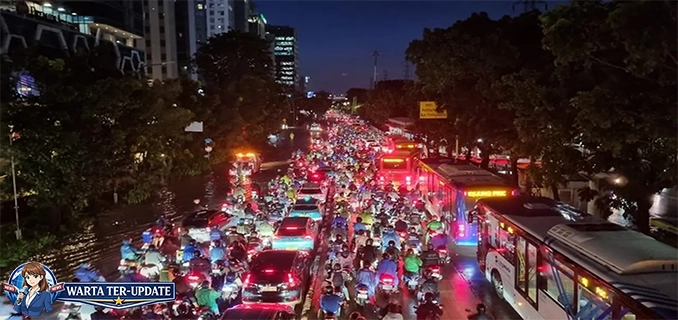 Banjir Jalan DI Pandjaitan Jaktim Surut Lalin Macet ke Sunter