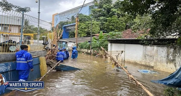 Banjir Petogogan Sudin SDA Jaksel Perbaiki Tanggul Krukut