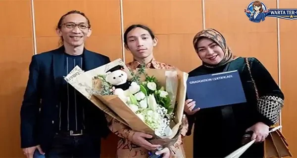 Melly Goeslaw Dampingi Hoed Wisuda S1