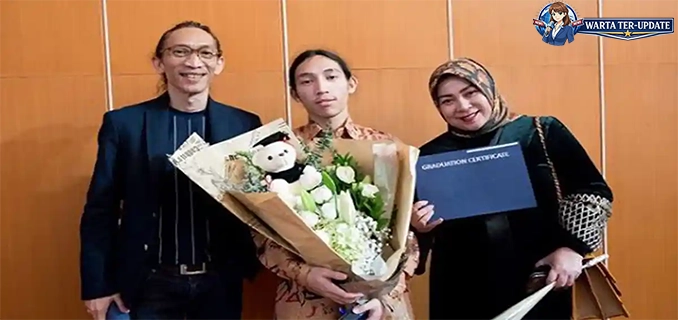 Melly Goeslaw Dampingi Hoed Wisuda S1