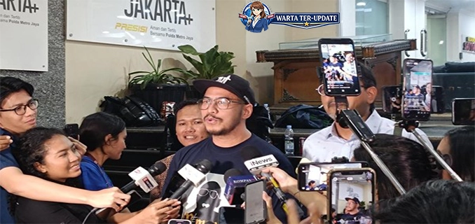 Pandji Pragiwaksono Buka Dialog soal Konten Mens Rea
