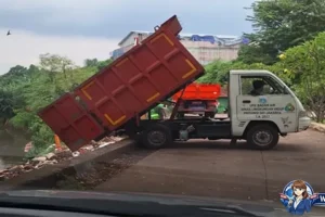 DLH DKI Jelaskan Bantaran Kali Tanah Kusir Sampah