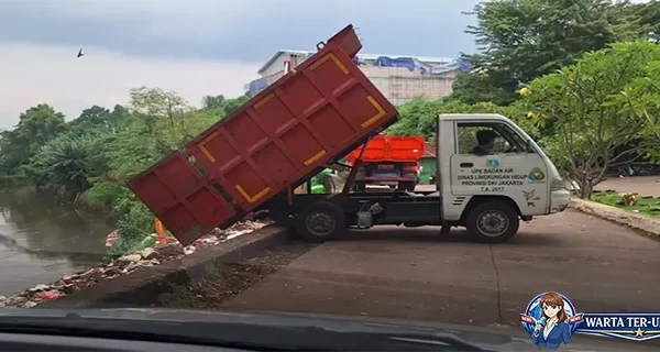 DLH DKI Jelaskan Bantaran Kali Tanah Kusir Sampah