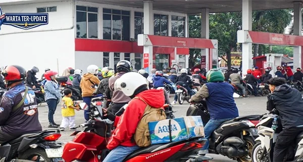 Pemudik Motor Padati SPBU Subang Antre BBM Dan Istirahat