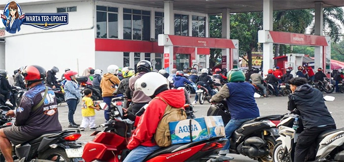 Pemudik Motor Padati SPBU Subang Antre BBM Dan Istirahat